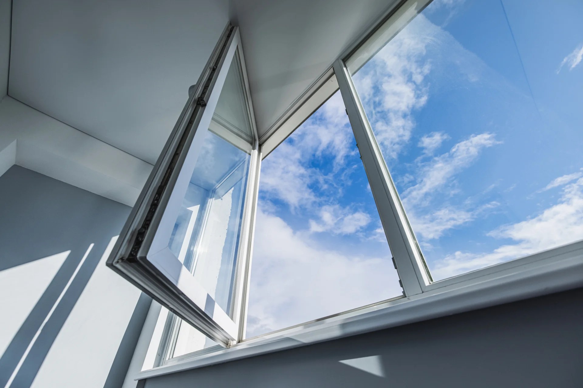VLX 80 Casement Window in Riviera Beach, FL | TruePane Windows & Doors - detail 1